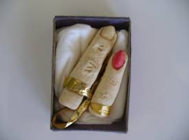 3rd fingers left hand